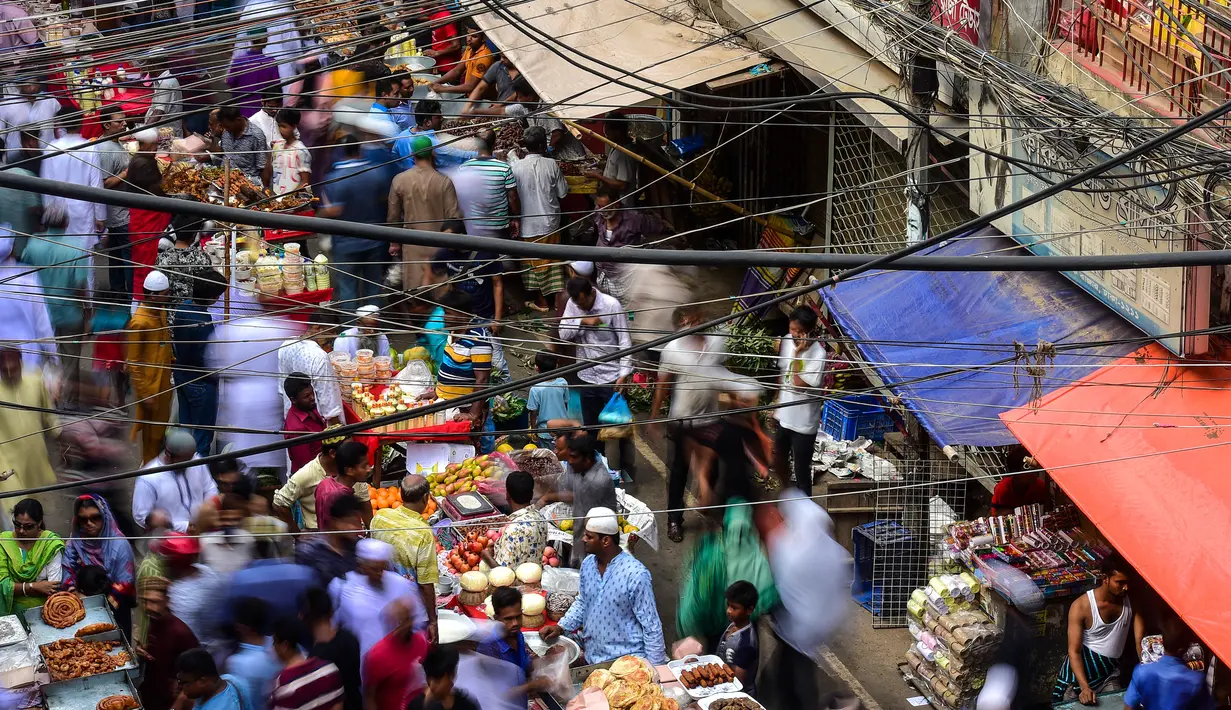 Pedagang kaki lima Bangladesh menyiapkan dagangan makanan untuk berbuka puasa di pasar tradisional di Dhaka pada 10 Mei 2019. Seperti jutaan muslim di seluruh dunia, muslim Bangladesh berpuasa setiap hari selama bulan Ramadan dengan tidak makan dan minum dari subuh hingga petang (MUNIR UZ ZAMAN/AFP)