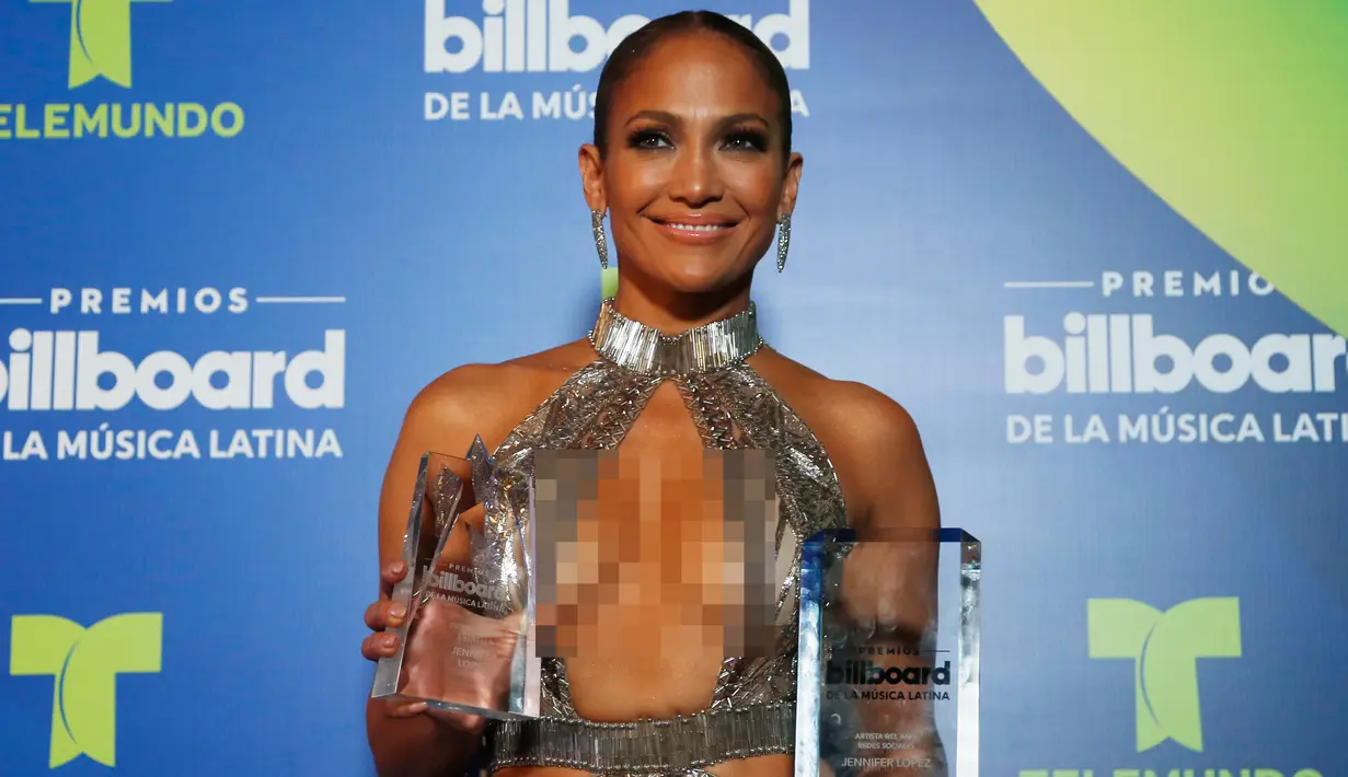 Penyanyi Jennifer Lopez berpose dengan penghargaan yang diraihnya di Latin Billboard Awards, Coral Gables, Florida, Kamis (27/4). (AP Photo / Wilfredo Lee)