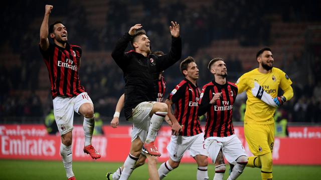 Para pemain AC Milan menyapa suporter untuk merayakan kemenangan atas Empoli pada laga Serie A. (AFP/Marco Bertorello)