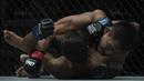Petarung Indonesia, Stefer Rahardian, mengunci petarung Pakistan, Muhammad Imran, saat laga One Championship di JCC Senayan, Jakarta, Sabtu (20/1/2018). Stefar berhasil mengalahkan Imran. (Bola.com/Vitalis Yogi Trisna)