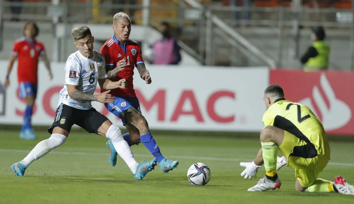 Pemain Argentina Lisandro Martinez (kiri) berebut bola dengan pemain Chile Eduardo Vargas (kanan) pada pertandingan sepak bola Kualifikasi Piala Dunia 2022 di Stadion Zorros del Desierto, Calama, Chile, 27 Januari 2022. Argentina menang 2-1. (Javier Torres/POOL/AFP)
