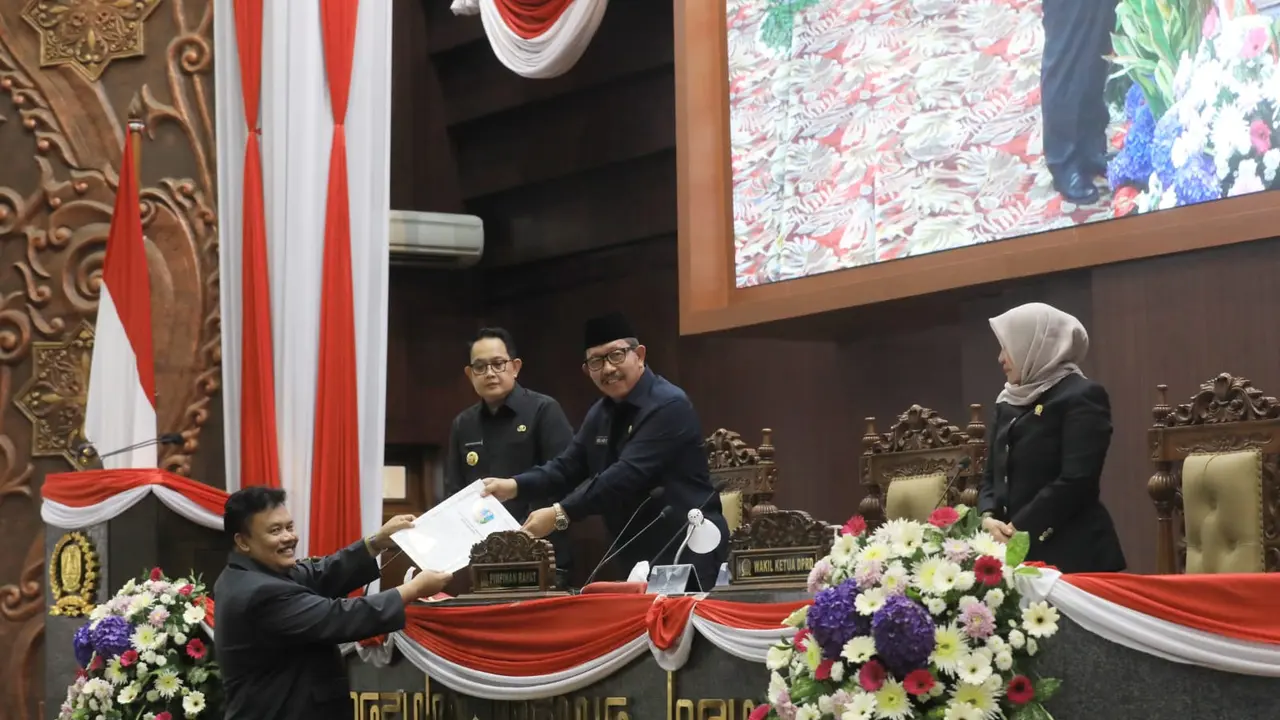 Rapat Paripurna dengan agenda penyampaian Jawaban Eksekutif Atas Pemandangan Umum Fraksi-Fraksi terhadap Raperda Perubahan Atas Peraturan Daerah Provinsi Jawa Timur Nomor 6 Tahun 2019. (Foto: Dian Kurniawan)