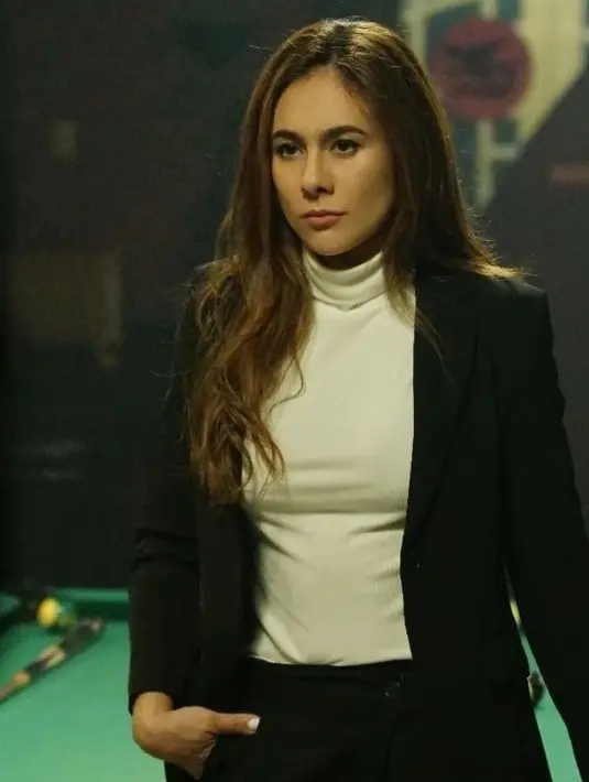 Wulan Guritno memesona dengan tampilan inner putih dan outter hitam [Instagram/wulanguritno]