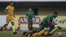Striker Timnas Indonesia U-22, Marinus Wanewar, dijatuhkan oleh pemain PS Badung pada laga uji coba di Stadion Kapten I Wayan Dipta, Bali, Senin (10/7/2017). Timnas U-22 menang 6-1 atas PS Badung. (Bola.com/Vitalis Yogi Trisna)