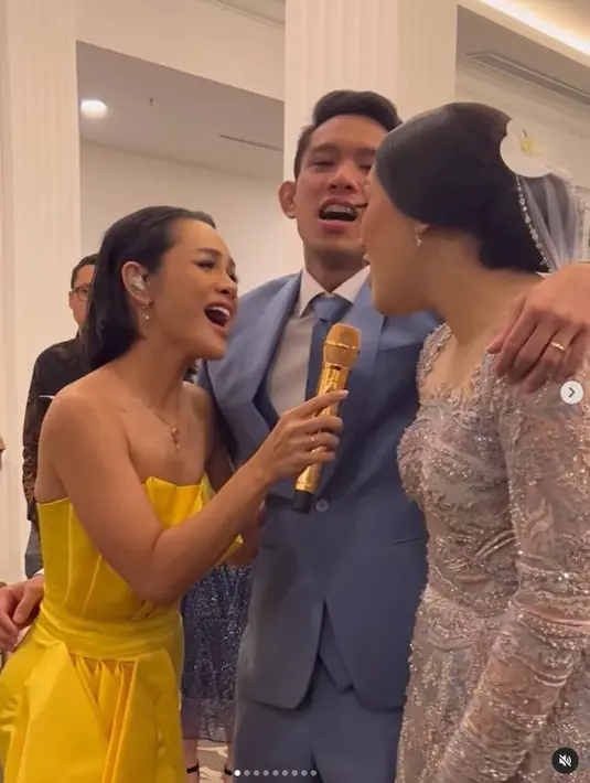 Digun yang terharu dengan surprise manis ini pun tak kuasa menahan tangis yang terus membasahi kedua pipinya. (instagram.com/andienaisyah).