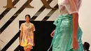 Model membawakan busana koleksi Wonder Anatomie saat penutup Fashion Nation Tenth Edition (FNX) di Senayan City, Jakarta, (23/4). Wonder Anatomie yang merupakan brand dari desainer asal Thailand Chalermkiat Khatikasemlert. (Liputan6.com/Angga Yuniar)