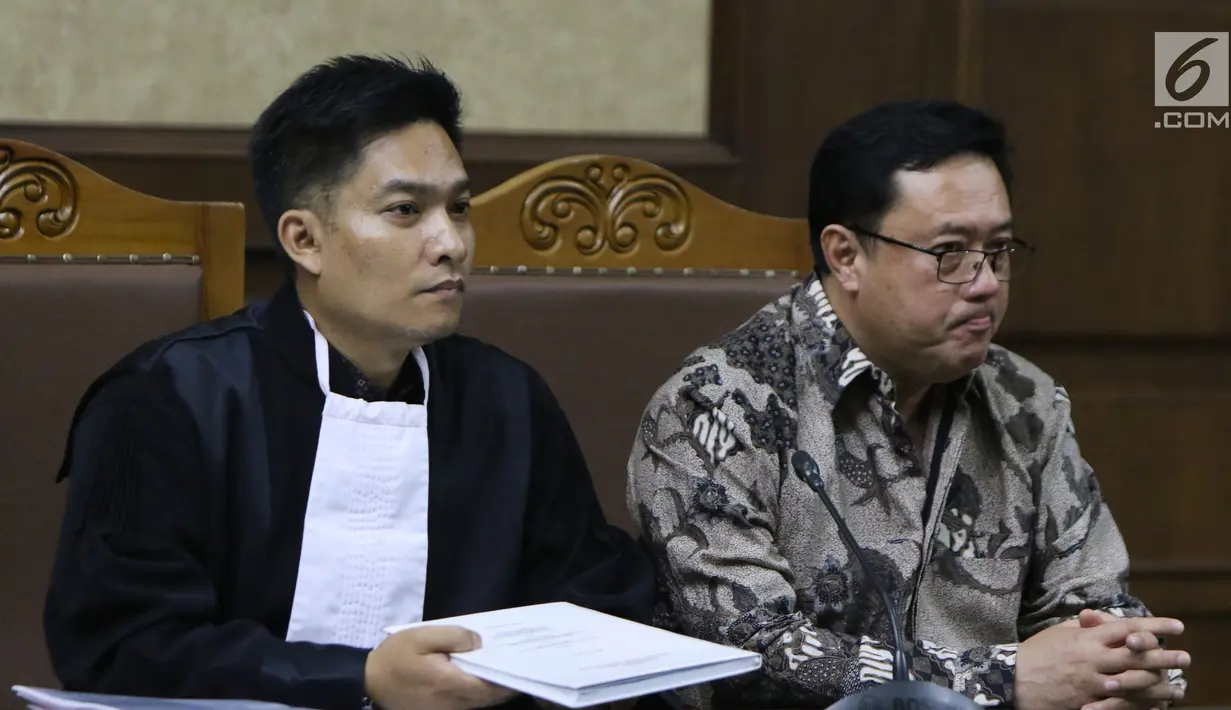 Terpidana korupsi pengadaan alat simulator SIM di Korlantas Polri, Budi Susanto (kanan) saat sidang pengajuan Peninjauan Kembali di Pengadilan Tipikor, Jakarta, Rabu (5/9). Sebelumnya, Budi divonis delapan tahun penjara. (Liputan6.com/Helmi Fithriansyah)