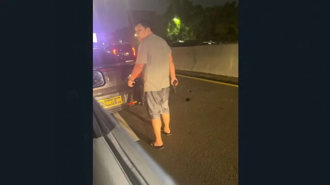 Pengemudi berlagak koboi yang berulah di Tol Dalam Kota kawasan Tomang, Jakarta Barat. Dia menggunakan pelat palsu milik kepolisian