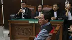 Terdakwa kasus penghancuran barang bukti dugaan pengaturan skor Joko Driyono saat menjalani sidang pembacaan tuntutan di PN Jakarta Selatan, Jakarta, Kamis (4/7/2019). JPU menuntut mantan Plt Ketua Umum PSSI itu dengan hukuman dua tahun enam bulan penjara. (Liputan6.com/Herman Zakharia)