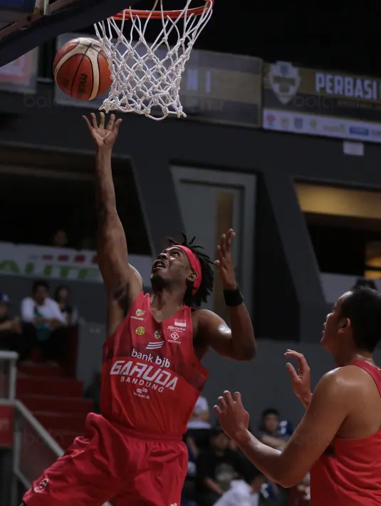 Aksi pemain Garuda Bandung, Matthews mencetak poin saat melawan Pacific Caesar pada laga Perbasi Cup 2017 di Sports Mall, Kelapa Gading, Jakarta, (06/11/2017). Pacific Caesar menang 66-63. (Bola.com/Nick Hanoatubun)