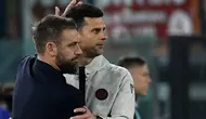 Tampak pelatih AS Roma, Daniele De Rossi bersama allenatore Bologna, Thiago Motta pada duel kedua tim di ajang Liga Italia 2023/2024 hari Senin (22/04/2024) malam WIB. (Filippo MONTEFORTE / AFP)