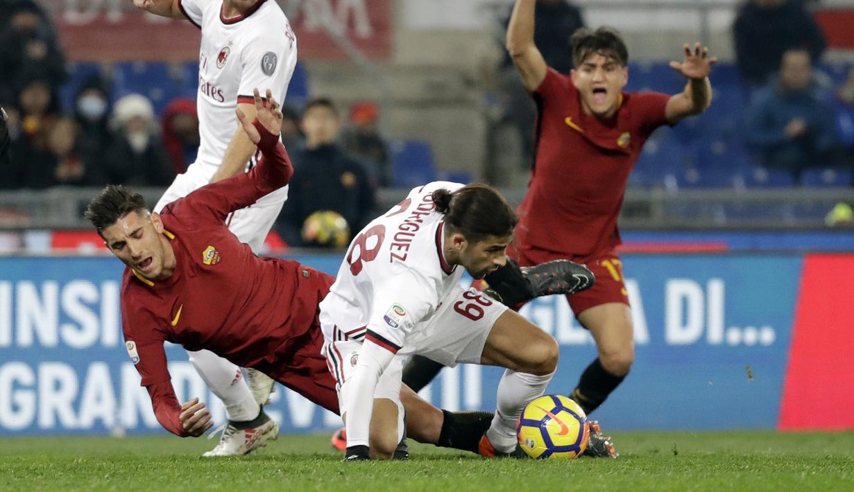 Pemain Roma, Lorenzo Pellegrini (kiri) jatuh saat berebut bola dengan pemain AC Milan, Ricardo Rodriguez pada lanjutan Serie A di Rome Olympic stadium, (25/2/2018). AC Milan menang 2-0. (AP/Alessandra Tarantino)