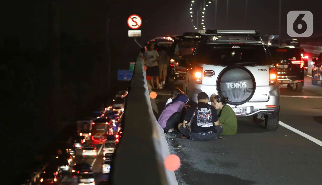 Dalam aturan itu disebutkan bahwa penggunaan bahu jalan adalah untuk arus lalu lintas pada keadaan darurat serta bagi kendaraan yang berhenti darurat. (Liputan6.com/Herman Zakharia)