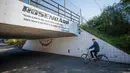 Sebuah jembatan bertuliskan perkataan  Zlatan Ibrahimovic di Rosengard, Malmoe, Swedia Selatan (3/5/2016). Zlatan Ibrahimovic menghabiskan masa kecilnya di kota Rosengard. . (AFP Photo/Jonathan Nackstrand)