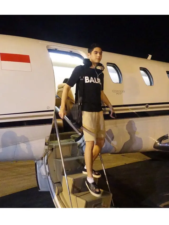 Gaya Al Ghazali Saat Naik Jet Pribadi Liburan Bersama Keluarga dan Sahabat