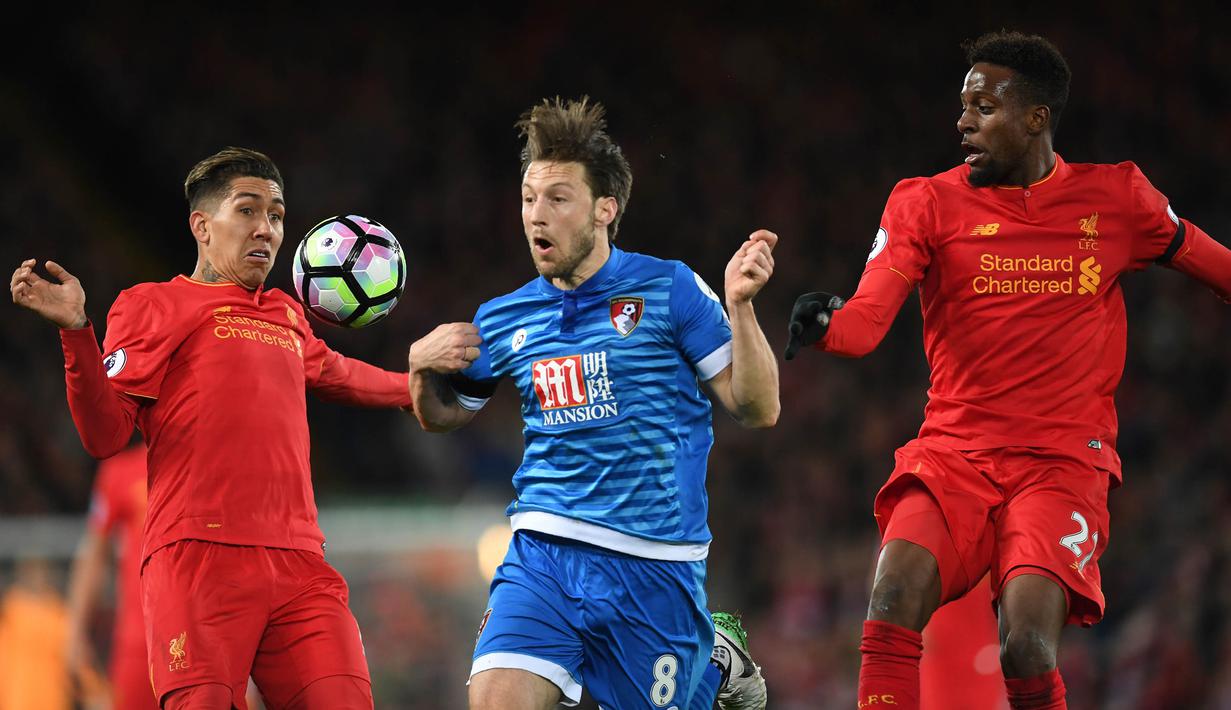 Gelandang Bournemouth, Harry Arter, berebut bola dengan gelandang Liverpool, Roberto Firmino. The Reds mencatatkan penguasaan bola sebesar 67 persen berbanding 33 persen milik Bournemouth. (AFP/ Paul Ellis).