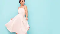 7 Model Midi Dress untuk Tinggi Tubuh di Bawah 160 cm, Stylish dan Terlihat Jenjang