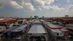 Suasana Pekan Raya Jakarta (PRJ) di JIEXPO Kemayoran, Jakarta, Rabu (27/5/2015). Pekan Raya Jakarta merupakan ajang pameran terbesar di Indonesia yang diselenggarakan dalam rangka peringatan HUT DKI Jakarta. (Liputan6.com/Faizal Fanani)