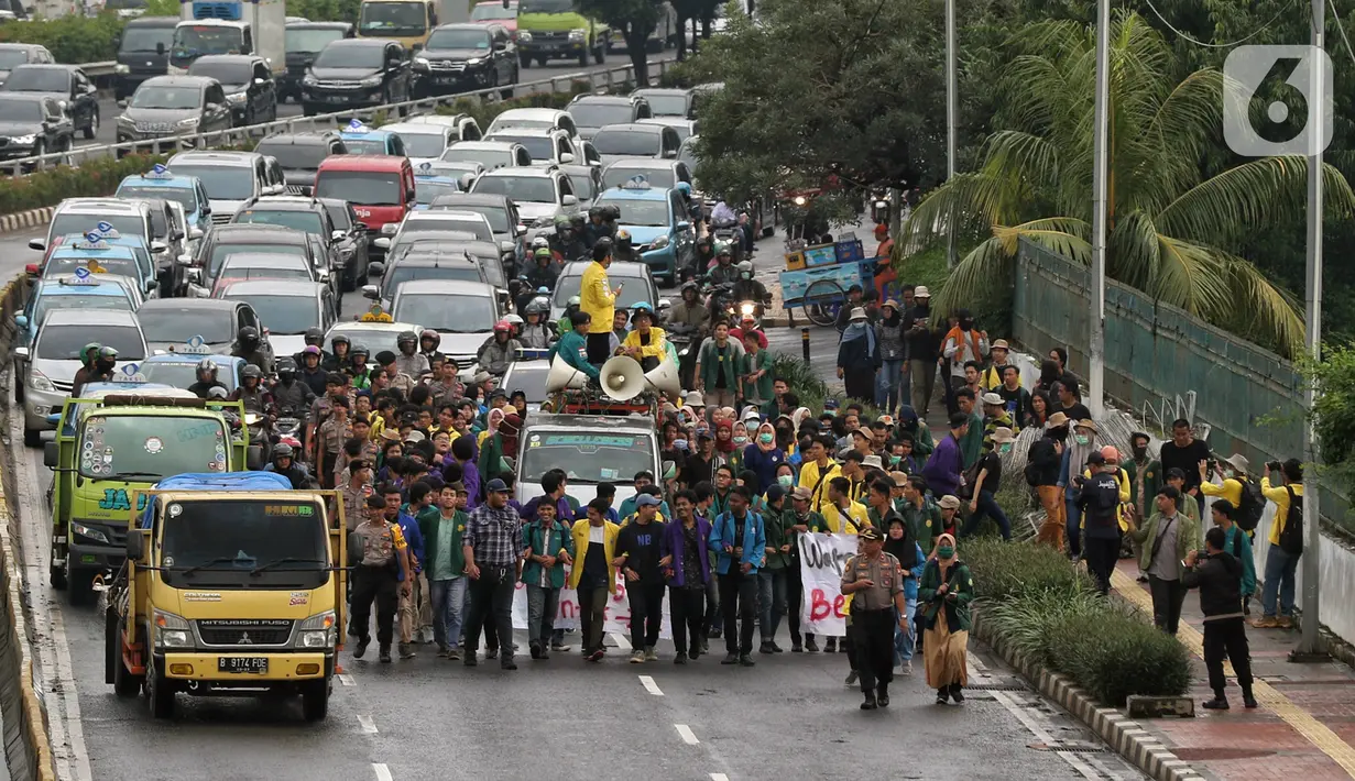 Mahasiswa berjalan kaki saat berunjuk rasa RUU Omnibus Law di depan Gedung MPR/DPR/DPD di Jalan Gatot Subroto, Jakarta, Rabu (4/2/2020). Aksi ini diikuti Aliansi Badan Eksekutif Mahasiswa Seluruh Indonesia (BEM SI) dari 13 kampus di Jabodetabek. (Liputan6.com/Johan Tallo)