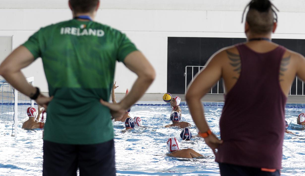 Pelatih Timnas Polo Air Indonesia mengamati anak asuhnya saat latihan di Stadion Aquatik GBK, Jakarta, Senin (11/11). Para punggawa Timnas Polo air menargetkan medali emas di SEA Games 2019. (Bola.com/M Iqbal Ichsan)
