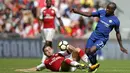 Bek Arsenal, Sead Kolasinac, menekel gelandang Chelsea, N'Golo Kante, pada laga Community Shield di Stadion Wembley, London, Minggu (6/8/2017). Arsenal berhasil menang 4-1 melalui adu penalti atas Chelsea. (AFP/Daniel Leal-Olivas)
