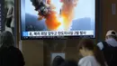 Layar TV menampilkan laporan rudal balistik Korea Utara dengan gambar file selama program berita di Stasiun Kereta Api Seoul di Seoul, Korea Selatan, Rabu (13/9/2023). (AP Photo/Lee Jin-man)