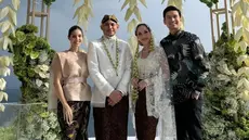 Christian Bautista tampak hadir menjadi salah satu bagian dari kebahagiaan BCL dan Tiko Aryawardhana. Penyanyi asal Filipina itu menyaksikan secara langsung prosesi akad nikah yang digelar di sebuah resort mewah di Pulau Dewata. Tidak datang sendiri, Christian menggandeng sang istri, Kat Ramnani. (Liputan6.com/IG/@xtianbautista)