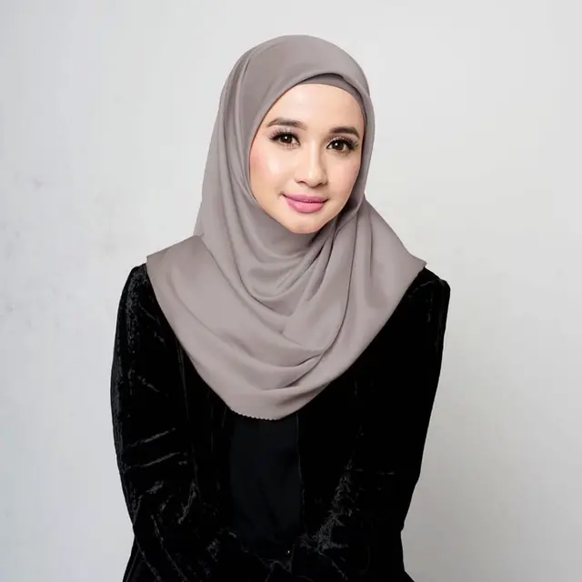 6 Potret Laudya Cynthia Bella dengan Makeup Tebal, Bikin Pangling