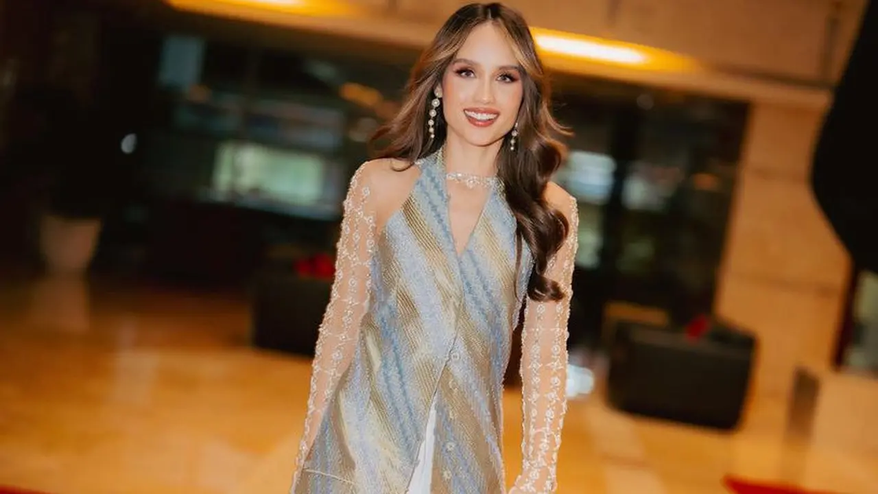 Gaya Cinta Laura Memadukan Busana Tradisional dengan Fashion Modern