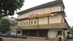 Suasana depan Atoom Theatre di kawasan Citeureup Kabupaten Bogor, Jawa Barat, Rabu (30/10/2019). Bioskop yang terbengkalai dari 1998 rencananya akan dijadikan pemutaran film karya sineas muda Joko Anwar dengan judul Perempuan Tanah Jahanam. (Liputan6.com/Herman Zakharia)