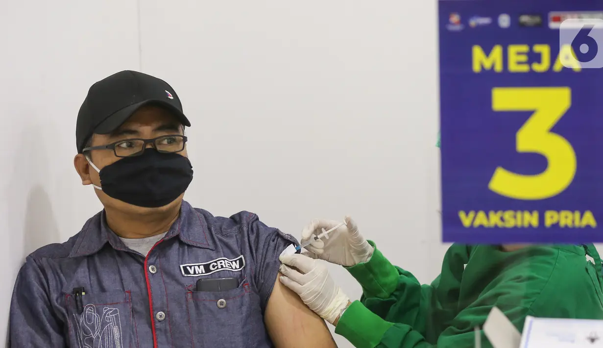 Karyawan ritel melakukan vaksin Covid-19 di Lippo Plaza Ekalokasari, Bogor, Jawa Barat, Senin (29/03/2021). Sebanyak 900 karyawan ritel yang memiliki KTP Kota Bogor mengikuti vaksin yang digelar PT Lippo Malls Indonesia (LMI) bekerja sama dengan Kemenkes. (Liputan6.com/Fery Pradolo)