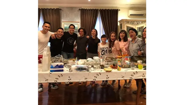 6 Potret Akrab Debbie Cynthia Dewi dengan Pemain Samudra Cinta, Langganan Antagonis