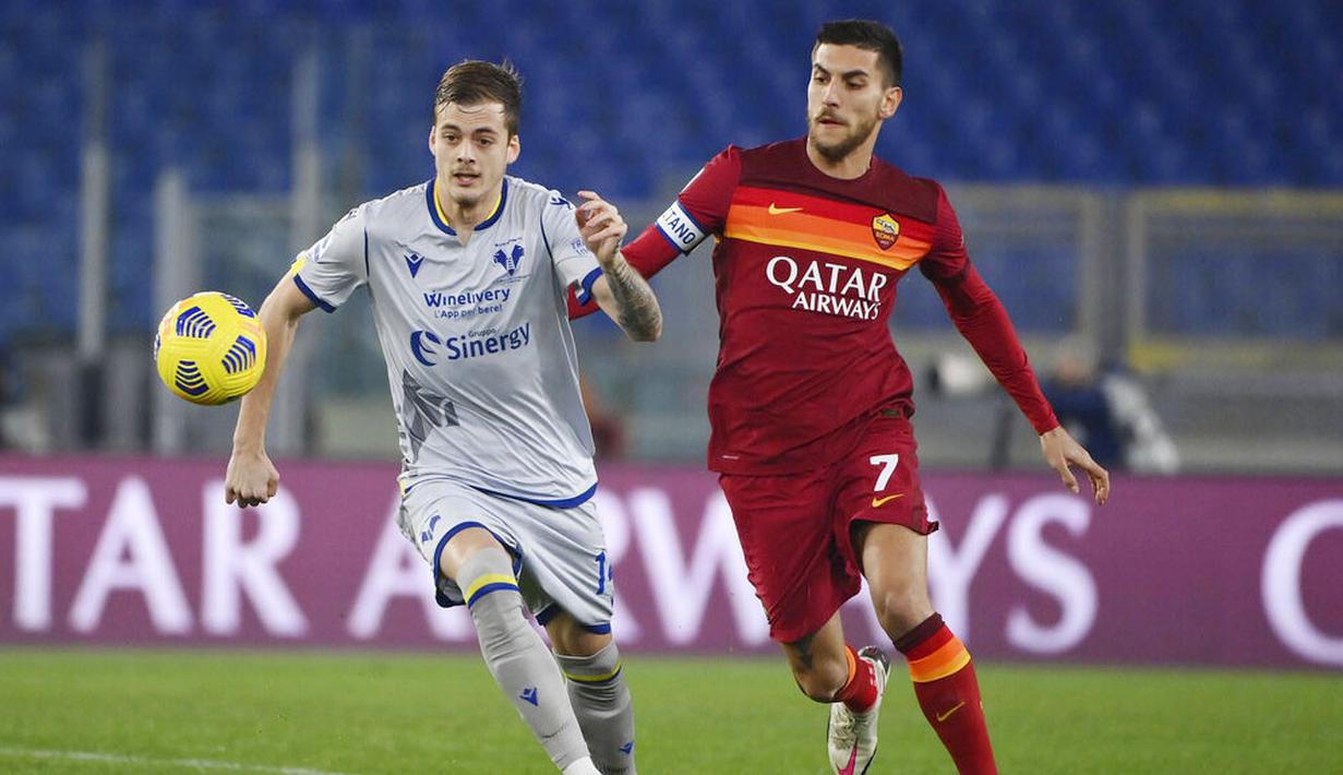 Pemain AS Roma, Lorenzo Pellegrini, berebut bola dengan pemain Verona, Ivan Ilic, pada laga Liga Italia di Stadion Olimpico, Roma, Minggu (31/1/2021). AS Roma menang dengan skor 3-1. (Alfredo Falcone/LaPresse via AP)