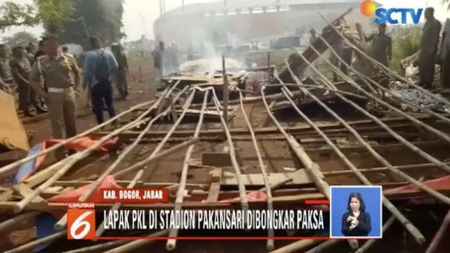 Petugas menemukan ratusan botol minuman keras di beberapa lapak PKL yang biasa mangkal di Stadion Pakansari.