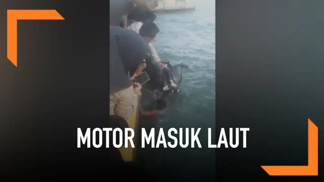 Seorang pengendara motor tercebur ke laut di Pelabuhan Larea-rea, Sulawesi Selatan. Insiden terjadi karena korban terserempet motor temannya sendiri.