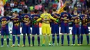Pemain Barcelona mengheningkan cipta sebelum melakoni laga pekan pertama Liga Spanyol melawan Real Betis di Stadion Camp Nou, Minggu (20/8). Aksi tersebut sebagai bentuk duka cita atas serangan teror di pusat Kota Barcelona. (AP Photo/Manu Fernandez)