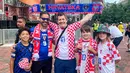 Keluarga suporter Kroasia dari berbagai usia berpose dengan syal dan jersey tim nasional di FIFA Fan Festival Boston, AS, sebelum laga melawan Inggris, Rabu (17/6/2026). (KLY Sports/Hery Kurniawan/Adv/Powerade)