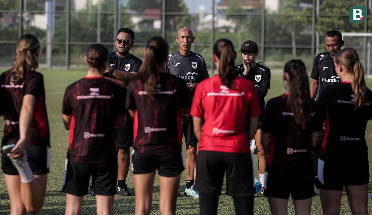 Pelatih Timnas Indonesia, Satoru Mochizuki memimpin latihan persiapan jelang laga Kualifikasi Piala Asia 2026 yang berlangsung di lapangan latih Jakarta International Stadium (JIS), Jakrata Utara, Jumat (20/06/2025). (Bola.com/Bagaskara Lazuardi)