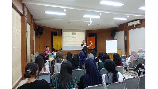 7 Gaya Maia Estianty saat Jadi Dosen Tamu, Tampil Kece dan Memesona