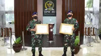 Serka MES Mohammad Sangidun dan Kopda BAH Damianus Luka Hera mendapat penghargaan dari Ketua MPR karena aksi heroiknya dalam membantu nelayan yang terdampak wabah Corona. (Istimewa)