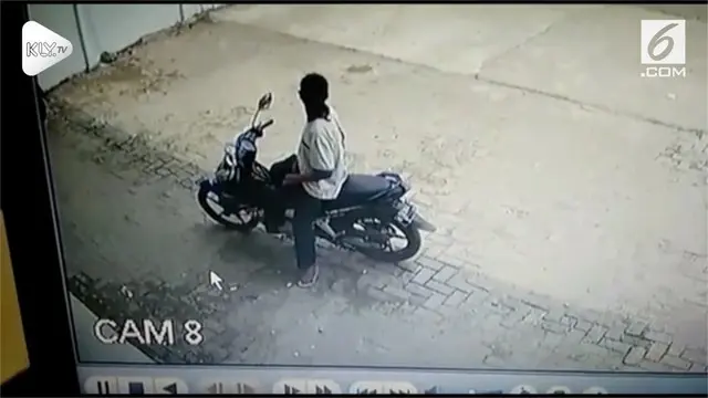 Seorang pria bermotor nekat masturbasi di depan sebuah toko. Aksi menjijikkan tersebut terekam kamera CCTV.