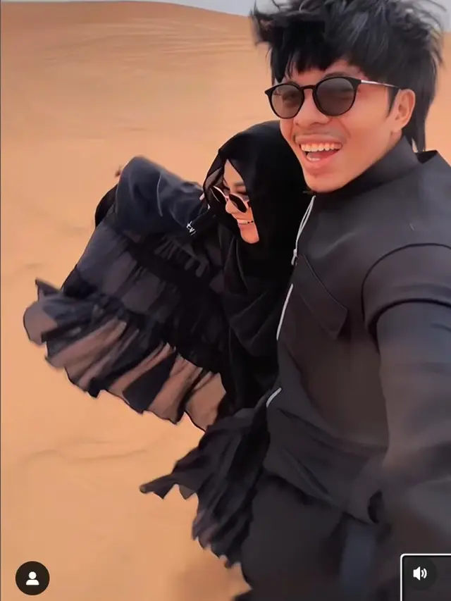 Atta Halilintar dan Aurel Hermansyah di tengah padang pasir. [Foto: Instagram/attahalilintar]