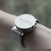 Nggak cuma mengetahui waktu, jam braile ini bikin tunanetra berkirim pesan. (Via: boredpanda.com)