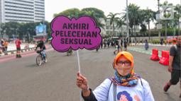 Masyarakat membawa poster sosialisasi UU TPKS saat Car Free Day di kawasan Bundaran HI, Jakarta, Minggu (25/9/2022). Kampanye Undang-undang Tindak Pelaku Kekerasan Seksual (UU TPKS)  tersebut dilakukan agar masayarakat dapat mengetahui UU ini menjadi payung hukum bagi korban kekerasan seksual. Bukan hanya korban yang bisa melaporkan tindak kekerasan seksual, tapi bagi yang mendengar atau melihat juga bisa melaporkan. (Liputan6.com/Angga Yuniar)