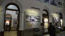 Sejumlah pengunjung melihat koleksi yang ada di Museum Nasional Sinema India (NMIC), Mumbai, India (22/1). NMIC adalah museum film pertama di India. Museum ini menampilkan dokumentasi film-film Bollywood. (AFP Photo/Punitparanjpe)