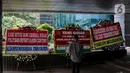 Seorang pria berdiri di depan karangan bunga dukungan di halaman Kementerian BUMN Jakarta, Kamis (16/1/2020). Kantor Menteri BUMN Erick Thohir kembali mendapat kiriman bunga berupa dukungan untuk menyelesaikan masalah PT Asuransi Jiwasraya (Persero). (Liputan6.com/Faizal Fanani)