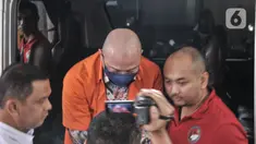 Tersangka Irjen Pol Teddy Minahasa saat tiba untuk pelimpahan tahap II kasus narkoba di Kejaksaan Negeri Jakarta Barat, Rabu (11/1/2023). Eks Kapolda Sumatera Barat tersebut tiba bersama enam tersangka lainnya dengan kondisi tangan diborgol dan berompi tahanan. (merdeka.com/Iqbal S Nugroho)