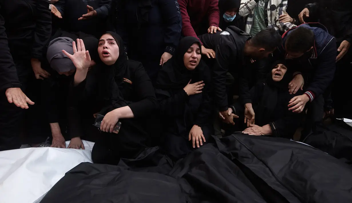 Jumlah warga Palestina yang tewas akibat serangan Israel di Jalur Gaza sejak 7 Oktober telah mencapai 20.000 orang, menurut sebuah pernyataan yang dirilis oleh kantor media pemerintah yang dikelola Hamas pada Rabu (20/12/2023). (AP Photo/Mohammed Dahman)