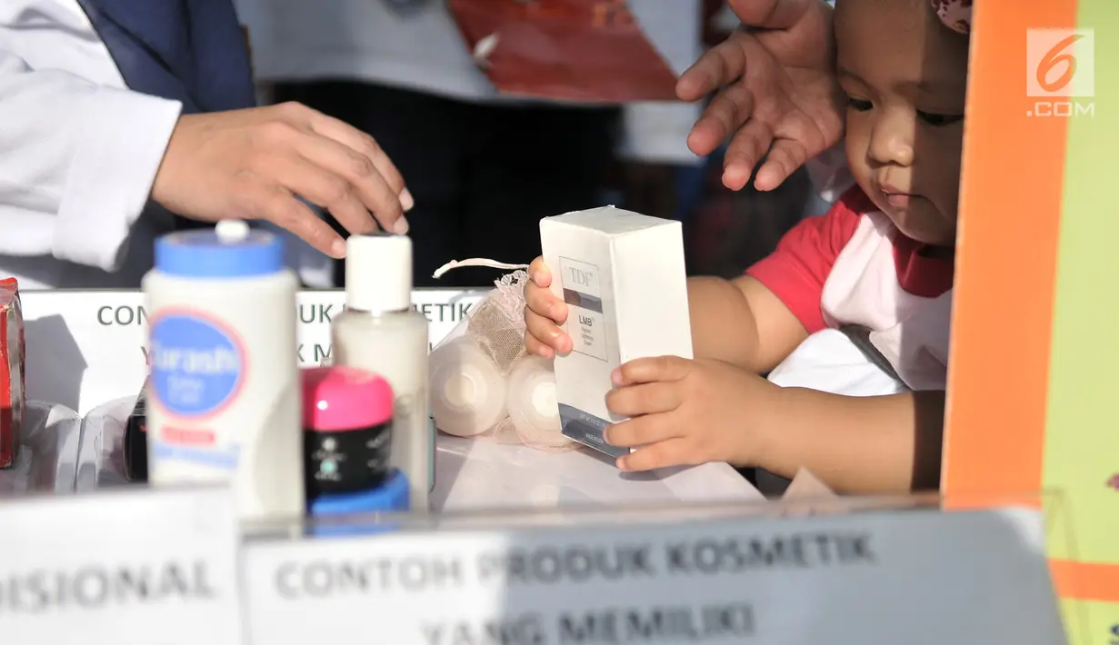 Seorang anak memegang contoh produk kosmetik saat peringatan HUT ke-18 BPOM, Jakarta, Minggu (10/2). Dalam sosialisasi ini BPOM memperkenalkan contoh produk yang memiliki izin atau ilegal serta mengandung zat berbahaya. (Merdeka.com/Iqbal S. Nugroho)