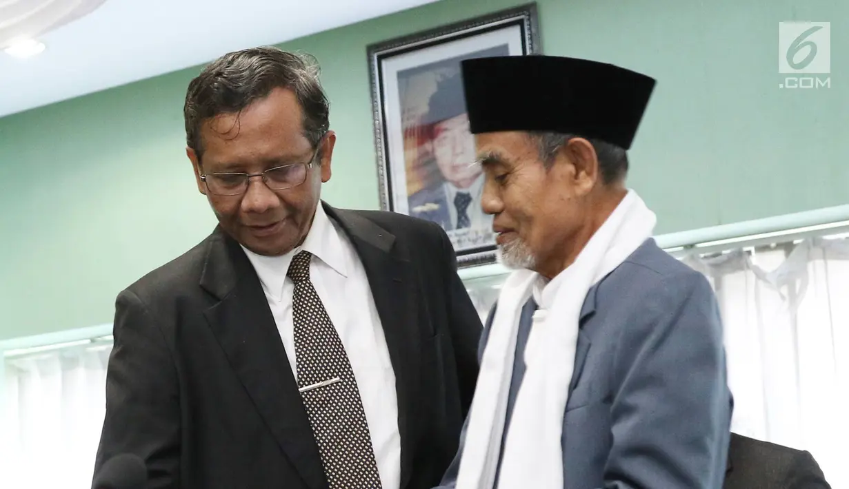 Mahfud MD (kiri) saat menghadiri pertemuan MUI terkait krisis perdamaian dan keamanan kawasan Timur Tengah di Jakarta, Rabu (7/6). (Liputan6.com/Immanuel Antonius)